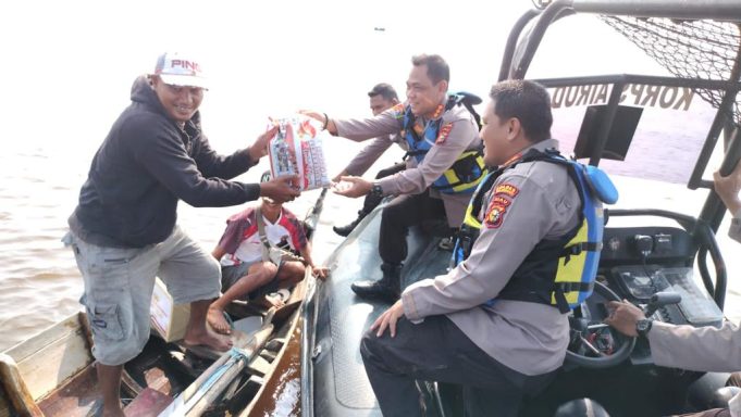 Nelayan Kecil di Perairan Selatpanjang dapat Bansos Sembako dari Kepala SPN Polda Riau dan Kapolres Meranti