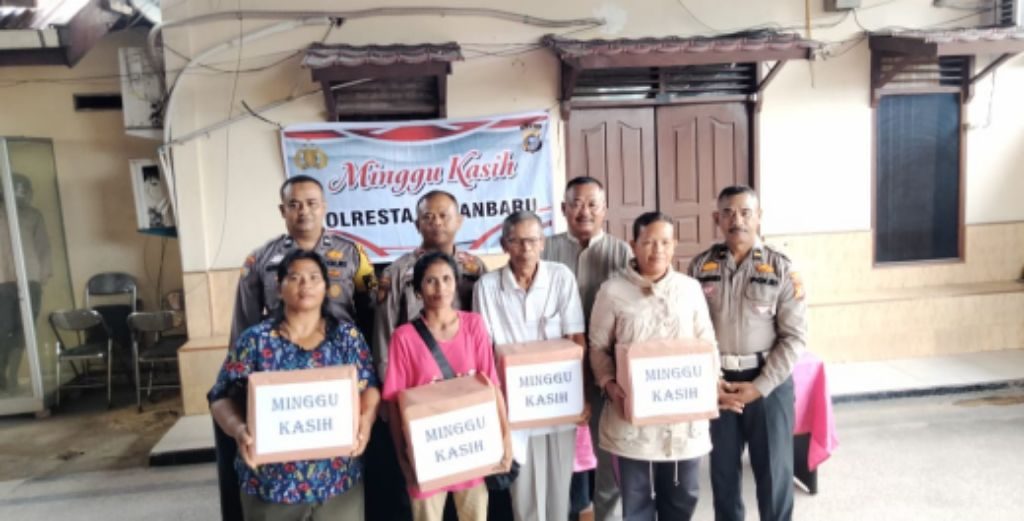 Minggu Kasih Polresta Pekanbaru Bersama Polsek Binawidya, Berikan Sembako Kepada Warga