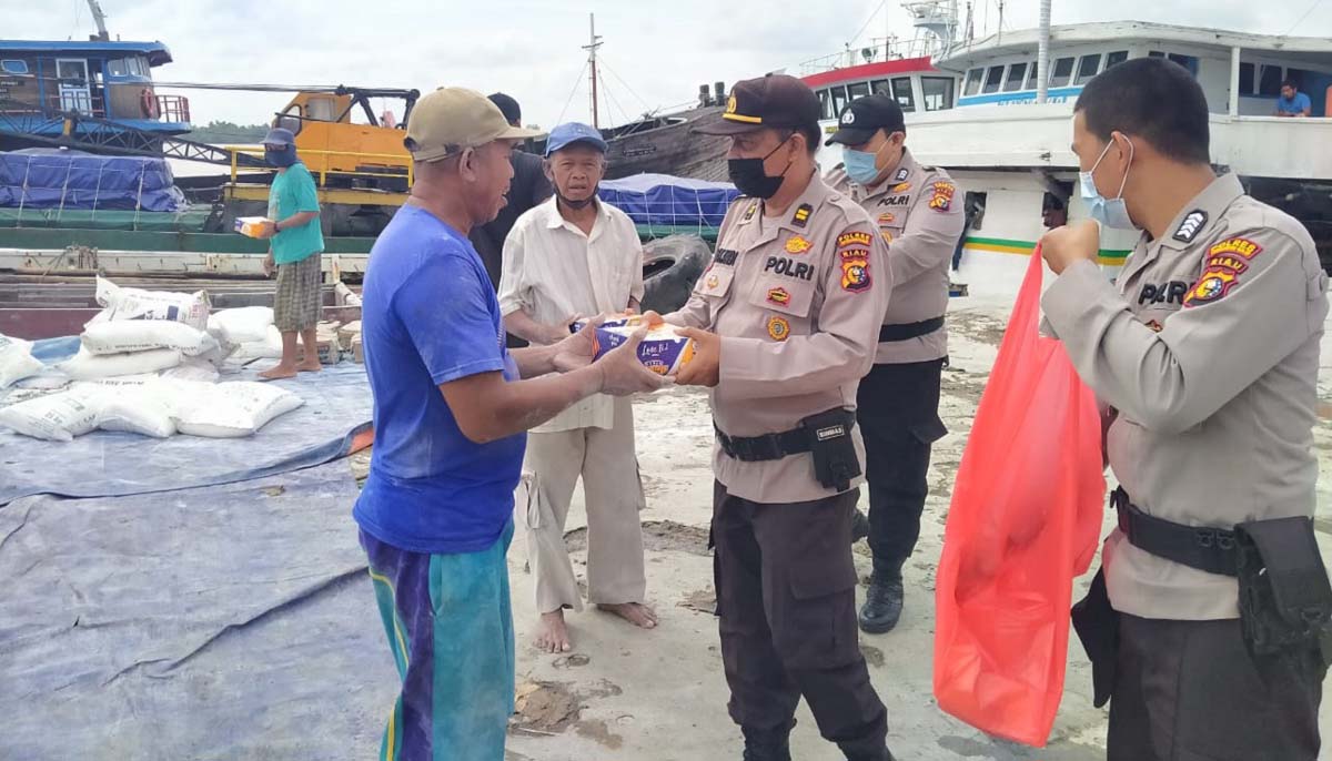 Jumat Barokah, Polres Inhil Berbagi Nasi Kotak Kepada Buruh