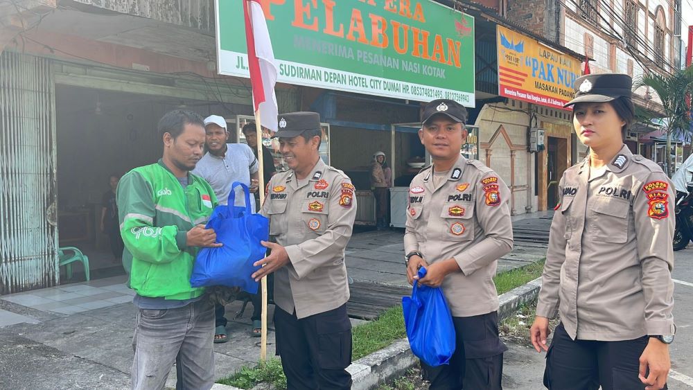 Polres Dumai Gelar Pembagian Sembako Kepada Mitra Ojek Online
