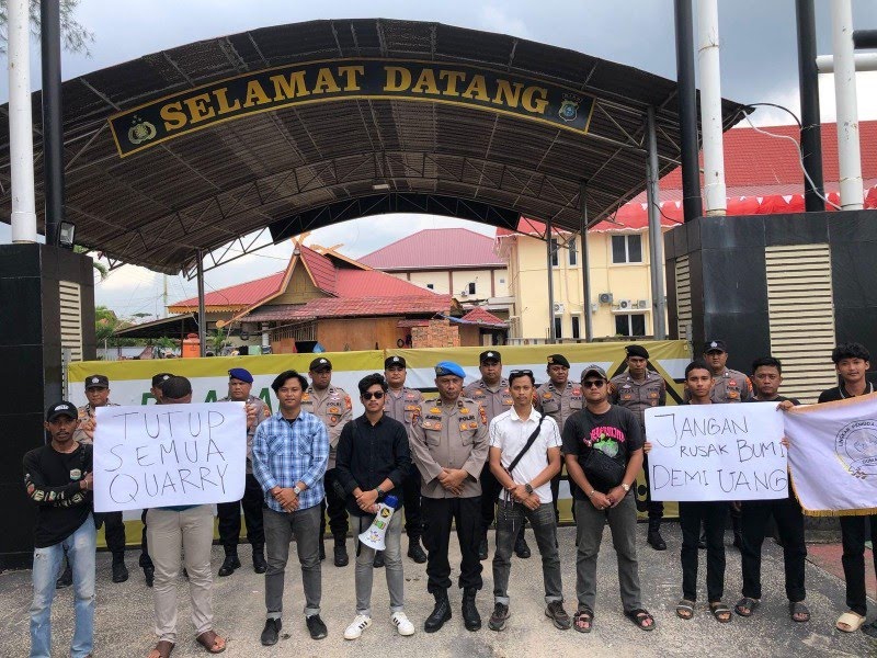 LPPD Gelar Aksi Damai Di Depan Polres Dumai, Desak Penutupan Seluruh Quarry Yang Di Duga Ilegal