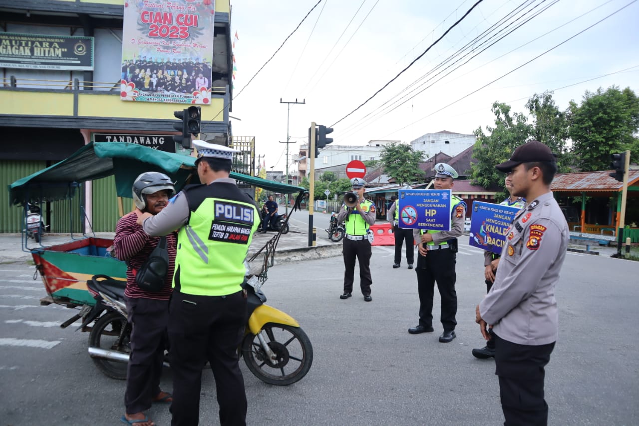 Polisi di Meranti Sampaikan Himbauan Simpatik, Masyarakat Diminta Pakai Helm Saat Berkendara