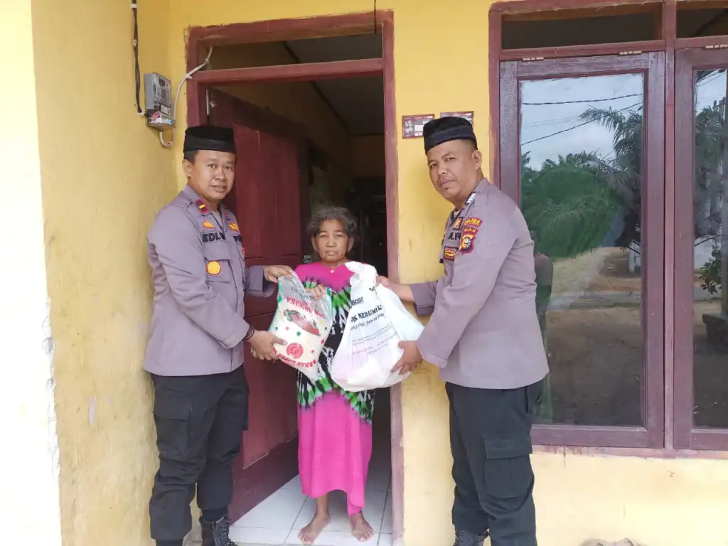 Wujudkan Kepedulian, Kapolsek Kerumutan Salurkan Bantuan Sembako