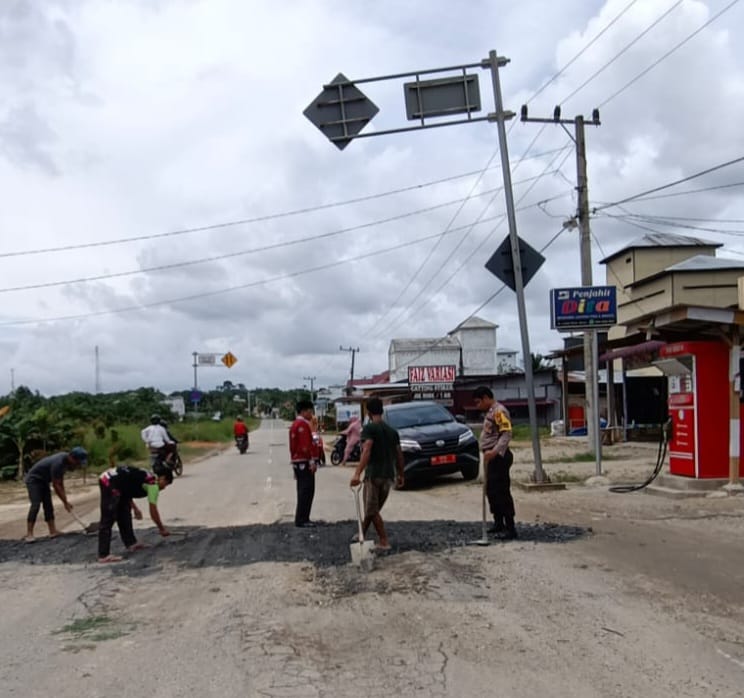 Hadir di Tengah Masyarakat, Polsek Bunut Bersama Pemuda Desa Petani Gelar Gotong Royong