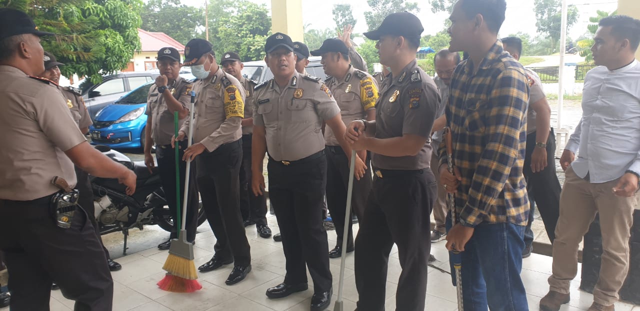 Kapolsek Tambang Pimpin Langsung Pelaksanaan Gotong Royong Dilingkungan Mapolsek