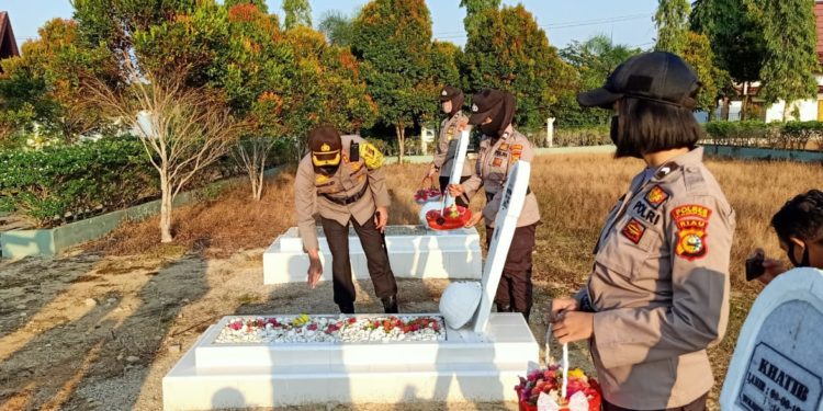 Polres Kampar Gelar Upacara Ziarah dan Tabur Bunga di TMP dalam rangka Hari Bhayangkara ke-74