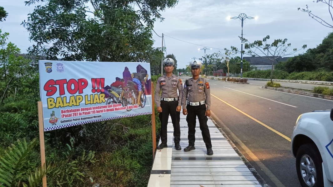 Pasang Puluhan Spanduk Himbauan Satlantas Polres Meranti Ajak Masyarakat Tertib Berlalulintas