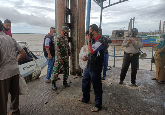 Antisipasi Pelanggaran Prokes, Polsek Kuala Kampar Lakukan Penjagaan di Pelabuhan