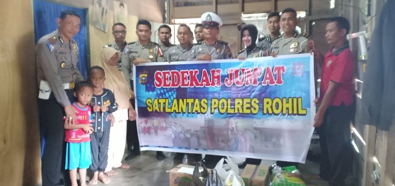 Sat Lantas Polres Rohil Berikan Bantuan Kepada Warga Kurang Mampu