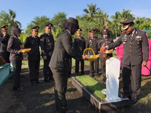 Polres Kepulauan Meranti Gelar Upacara Tabur Bunga Dalam Rangka Hut Bhayangkara Ke-73