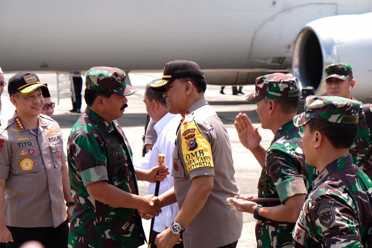 Kapolda Riau Sambut Kedatangan Kapolri dan Panglima TNI Di Lanud Roesmin Nurjadin