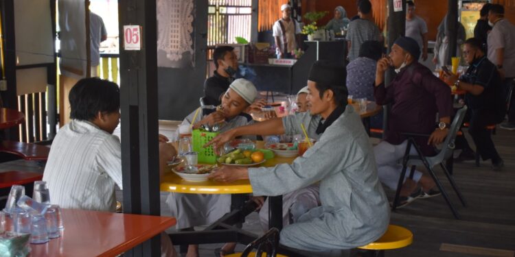 Jumat Barokah Polres Kampar Berbagi Makan Siang Gratis di-Dua Lokasi