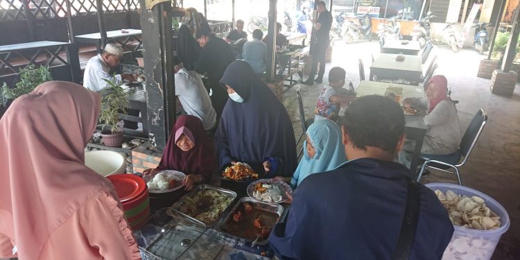 Jumat Barokah, Satreskrim Polres Kampar Bagikan Makan Siang ke Panti Asuhan Serta Dhuafa