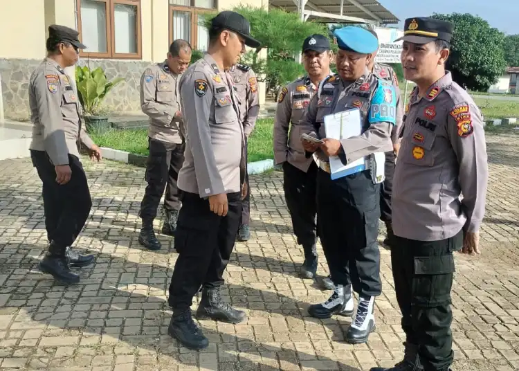 Tingkatkan Kedisiplinan, Kapolsek Pangkalan Lesung Lakukan Pengecekan Terhadap Anggota