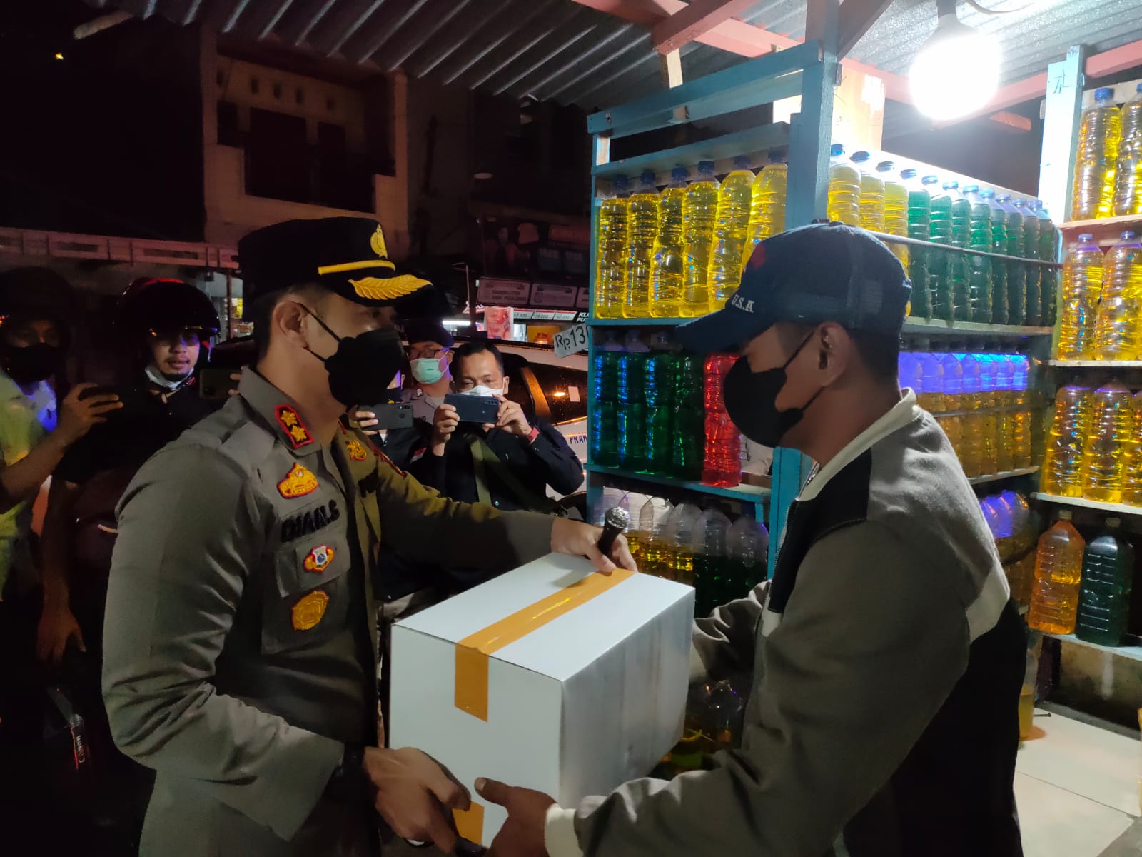 Patroli Skala Besar, Polres Inhil Salurkan Bansos Kepada Pedagang Kaki Lima