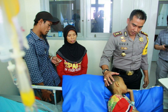 Tim Jumat Barokah Polresta Pekanbaru Kunjungi Anak Yang Mengalami Gizi Buruk 