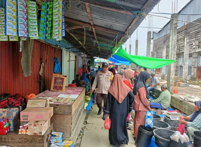 Bhabinkamtibmas Desa Belantaraya Patroli Jalan Kaki di Pasar Mingguan