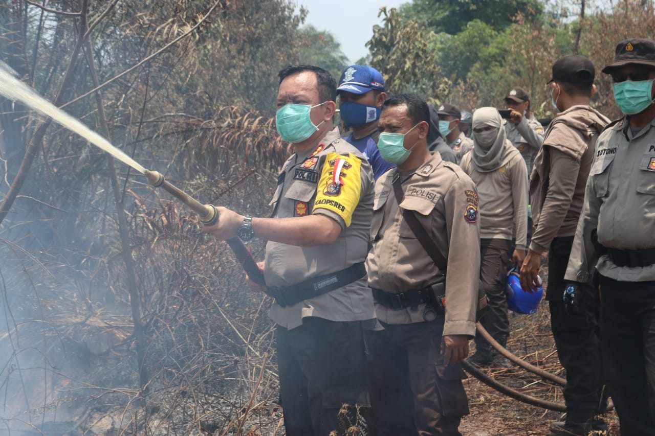 Kapolres Inhil Pimpin Pemadaman Kebakaran Hutan dan Lahan di Desa Pekan Tua Kempas