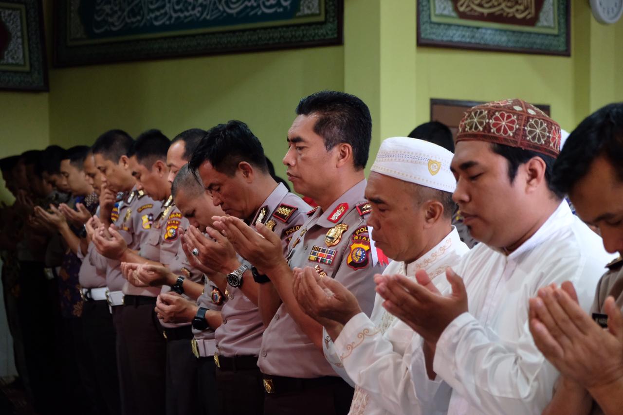 Wakapolda Riau  Bersama Personil Polda Riau Laksanakan Sholat Ghaib Berjemaah