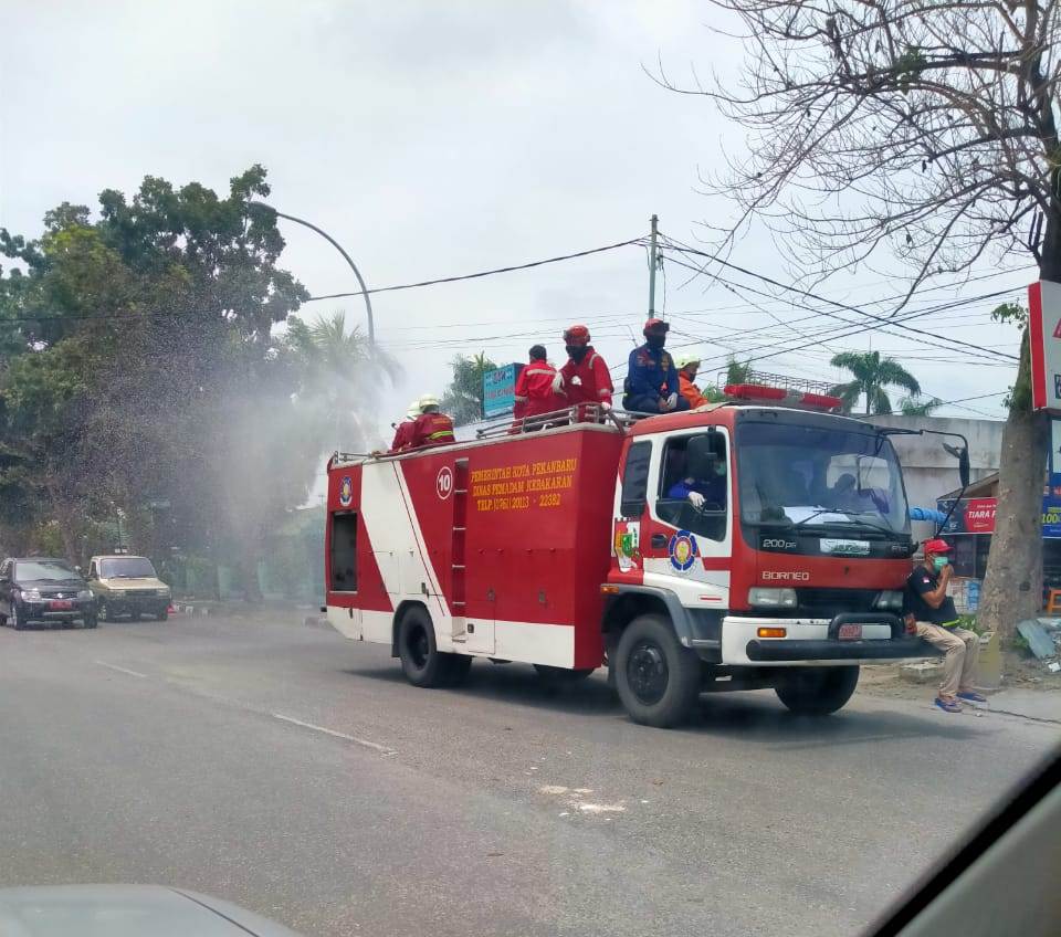 Damkar Kerahkan 7 Mobil Semprot Disinfektan Dalam Kota Pekanbaru