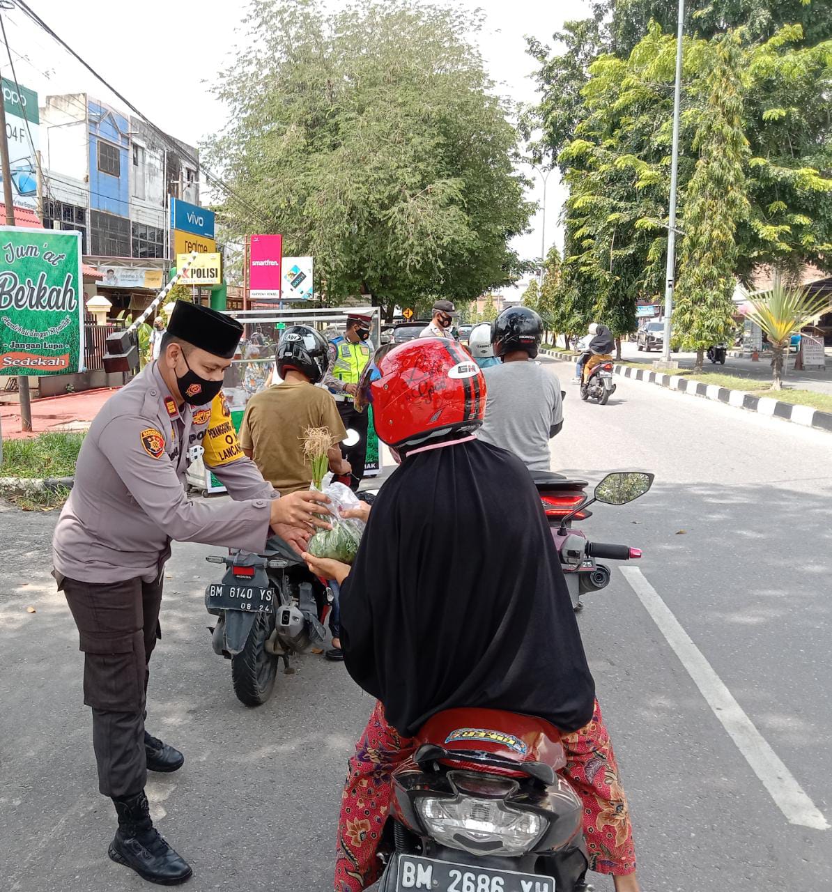 Jumat Barokah, Polsek Tualang Bagi Makanan Gratis