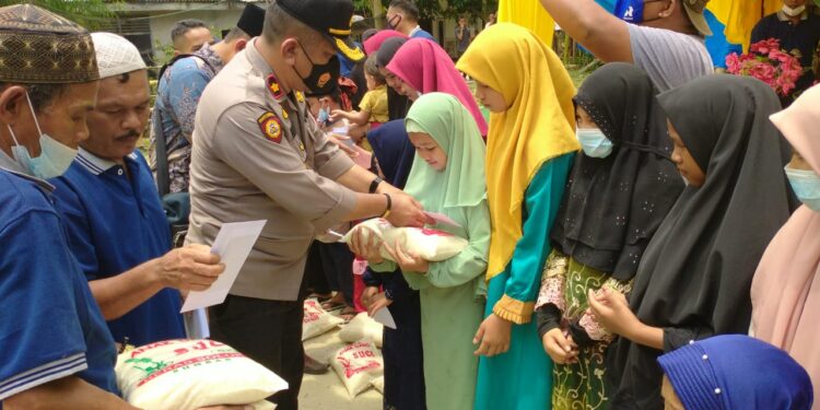 Sambut Bulan Suci Ramadhan, Kompol Sumarno Santuni Anak Yatim dan Dhuafa di Desa Aur Sati