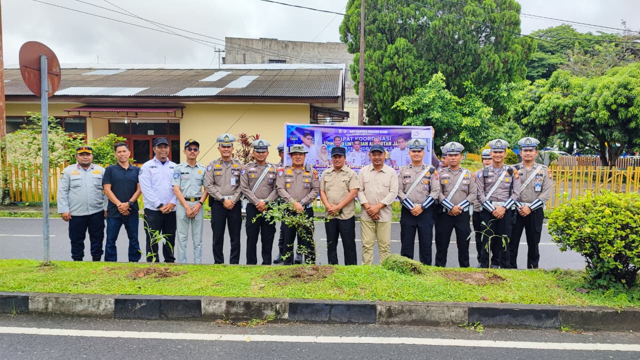 Dalam Rangka Hari Jadinya, Polantas Inhu Mengecat Marka Jalan Hingga Tanam Pohon Bersama