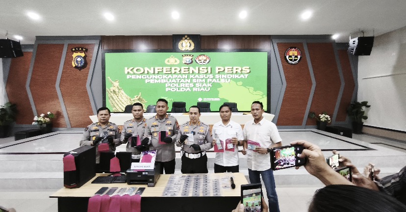 Sindikat SIM Palsu Dibongkar, Tiga Pejabat Polres Siak Diberikan Penghargaan