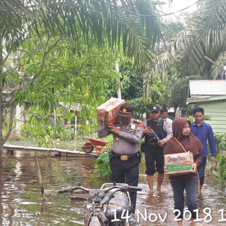 Kapolsek  Kuala Cenaku Bersama Bhayangkari Berikan Bantuan kepada Masyarakat yang Terkena Banjir