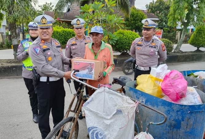 Sat Lantas Polres Inhil Bagikan Sembako kepada Tukang Becak dan Petugas Kebersihan