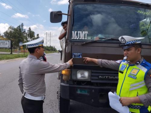 Satlantas Polres Rohil Bagikan 100 Brosur dan 100 Stiker Keselamatan