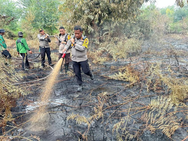 AKBP Kurnia S Pimpin Timgab Terus Lakukan Pendinginan Karhutla di Desa Tanjung Kedabu