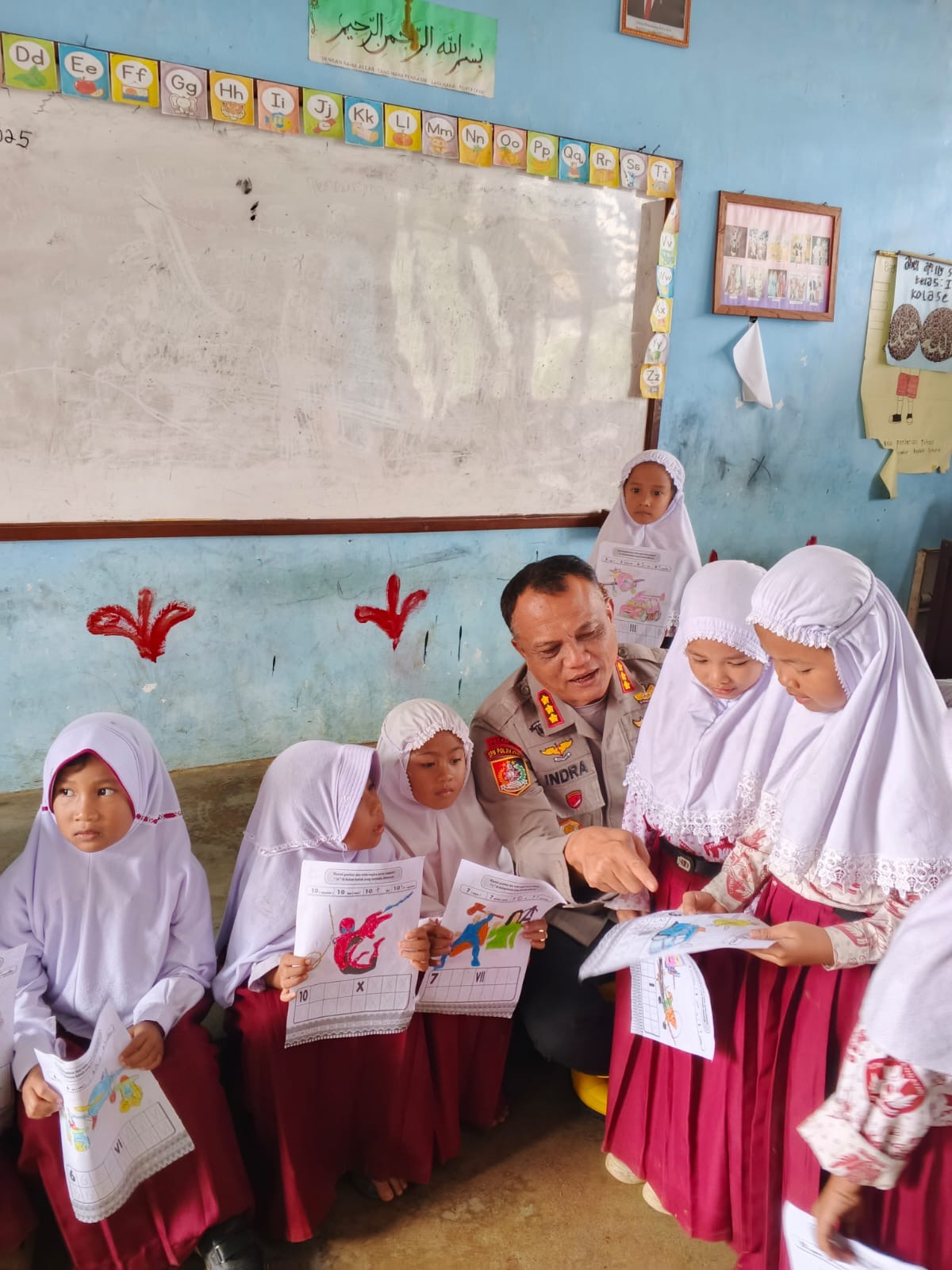 Misi Tim Trauma Healing Polda Riau Kembalikan Keceriaan Anak-anak di Agam