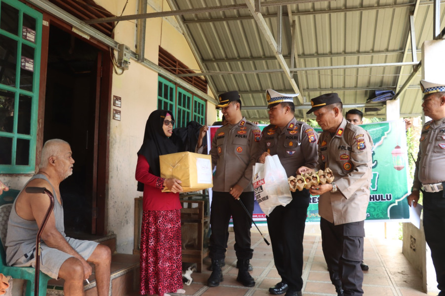 Kapolres Inhu Pimpin Kegiatan Jumat Berkah dan Jumat Curhat di Desa Kuba 