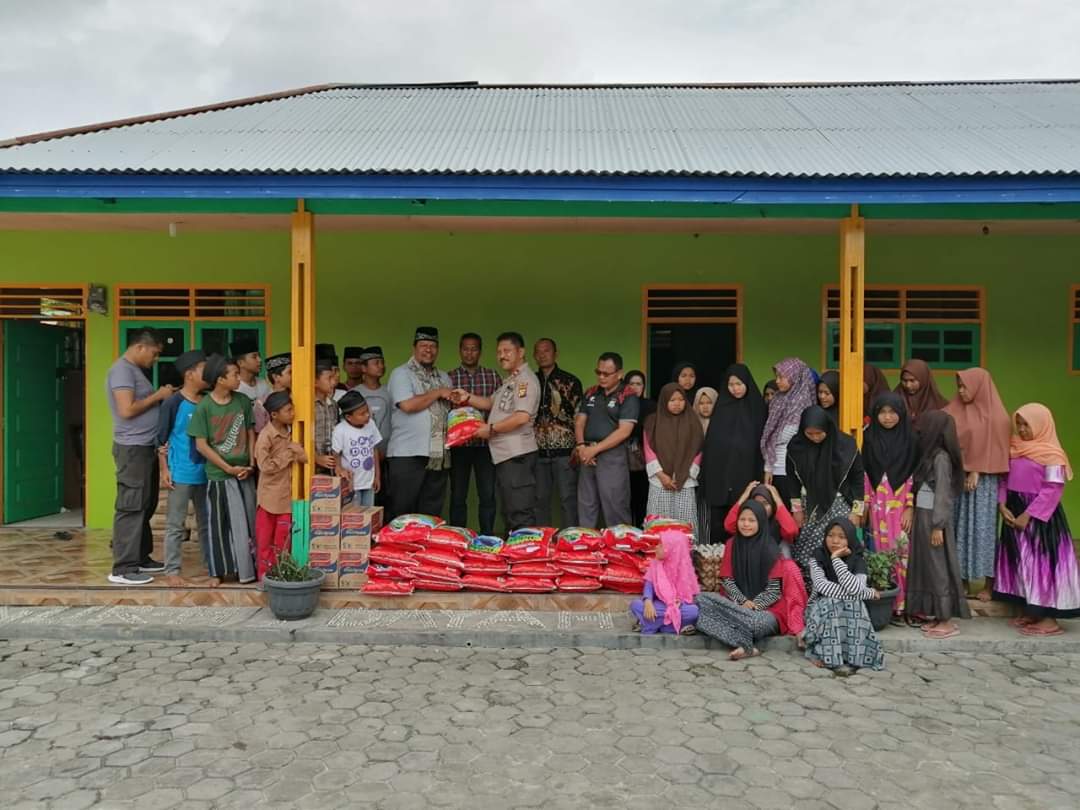 Kapolsek Tapung Berikan Bantuan Sembako untuk Panti Asuhan An-Nur di Desa Karya Indah