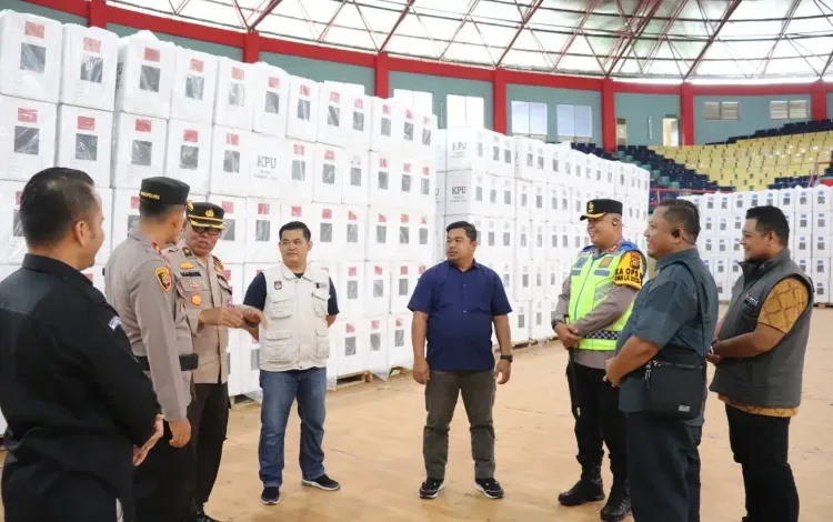 Pastikan Logistik Pemilu Sampai ke Gudang Logistik dengan Aman, AKBP Suwinto SH SIK Tinjau Gudang Logistik Pemilu Kabupaten Pelalawan