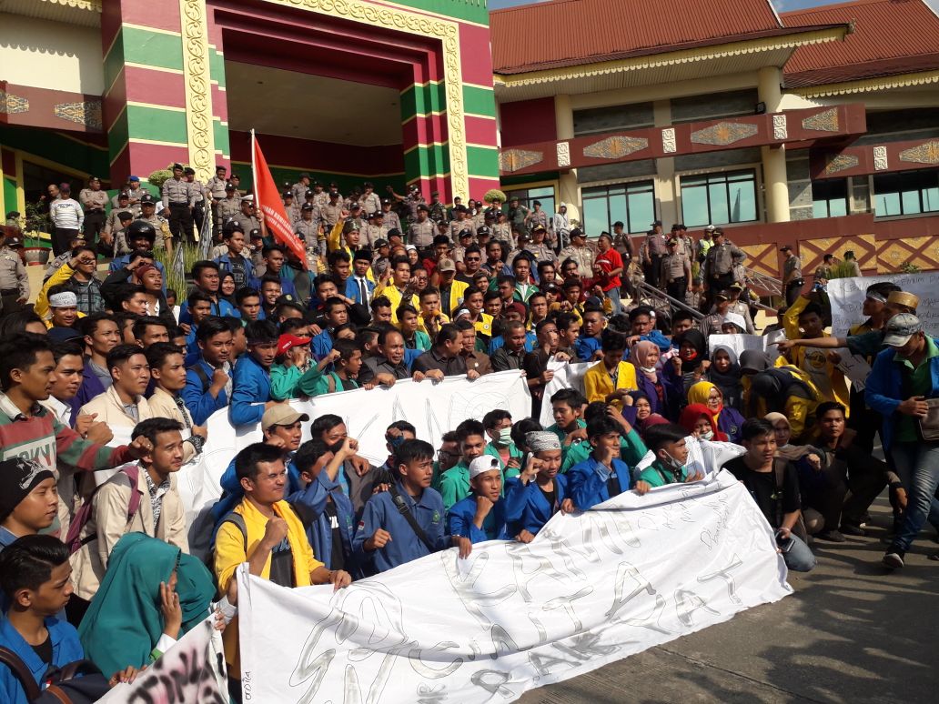 Aksi Unjuk Rasa Dari Bem Se Riau Sebagai Reaksi Kenaikan Harga Pertalite Dan Kelangkaan Premium