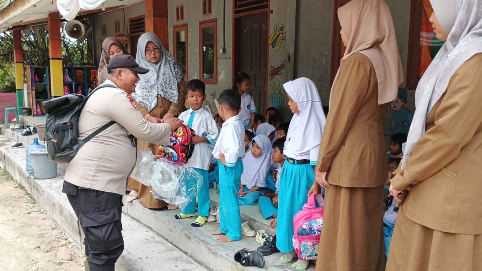 Bhabinkamtibmas Polsek Tualang Beri Bantuan Tas Sekolah Kepada Anak Kurang Mampu