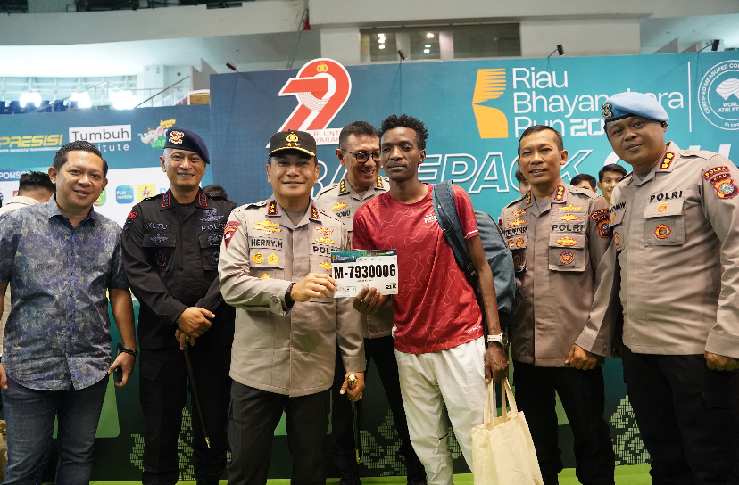 Kapolda Terjun Langsung Cek Pembagian Race Pack Riau Bhayangkara Run 2025