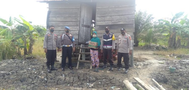 Polsek Sinaboi Laksanaka Kegiatan Sedekah Jumat Berupa Pemberian Bantuan Berupa Sembako Kepada Masya