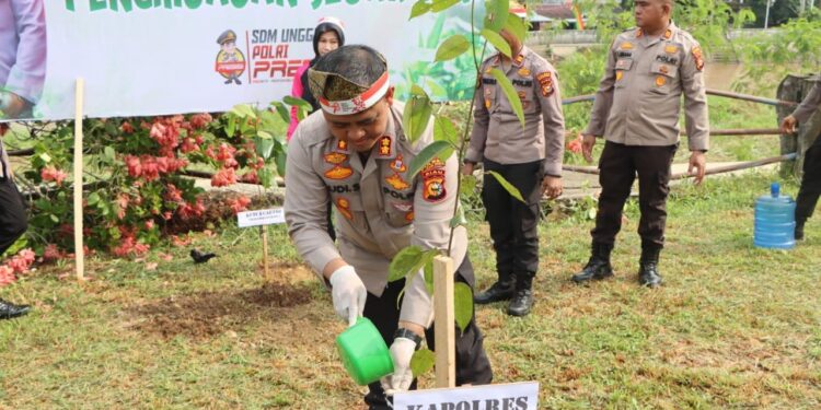 Polres Rohul Tanam Ribuan Pohon Mangrove