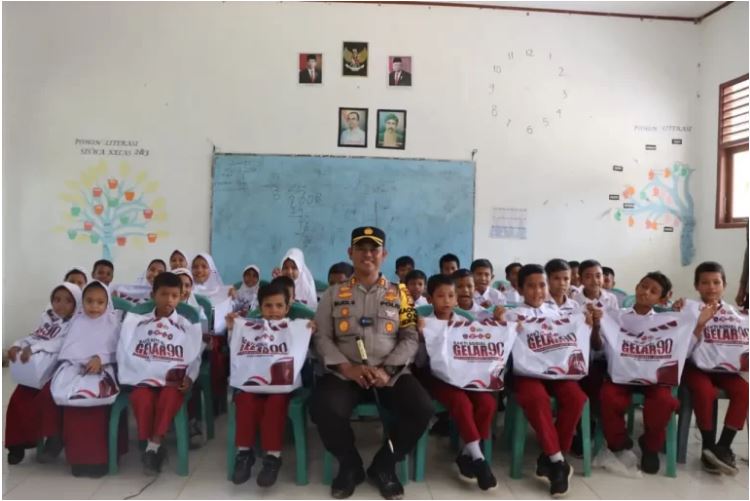 Kapolres Rohul Gelar Bakti Sosial di SD Terpencil