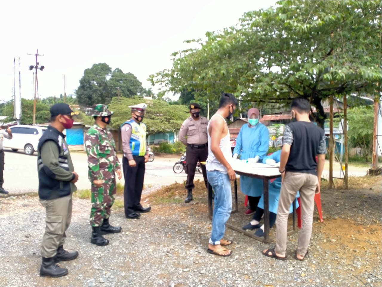 Polsek Lirik Periksa Kendaraan Keluar dan Masuk Kabupaten Inhu Cegah Covid 19