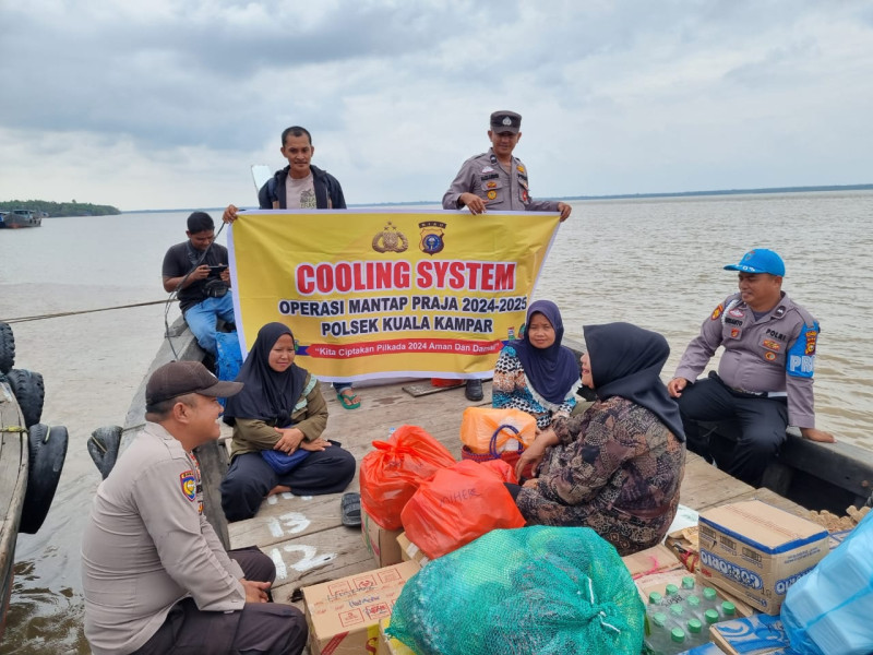 Coling System Polsek Kuala Kampar Sambangi Penumpang di Pelabuhan