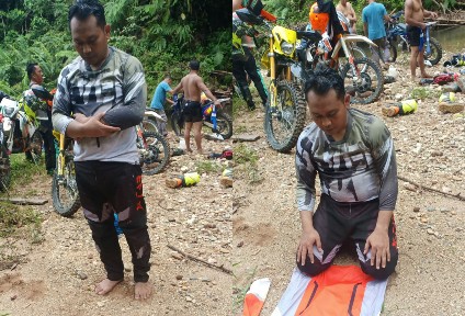 Bikin Kagum, Kapolres Rohul Laksanakan Sholat Dzuhur Hanya Beralaskan Baju Kaos, Saat Patroli Karhutla