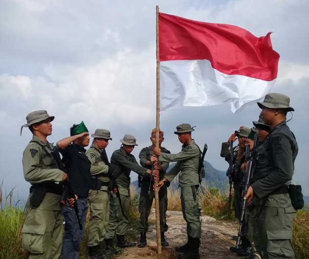 Menyambut HUT RI ke 74,Puluhan Brimob Polda Riau Kibarkan Merah Putih di Puncak Suligi Hill