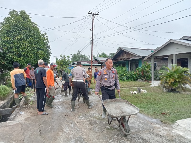 Hari Bhayangkara Ke 78, Polsek Tempuling Lakukan Perbaikan Jalan