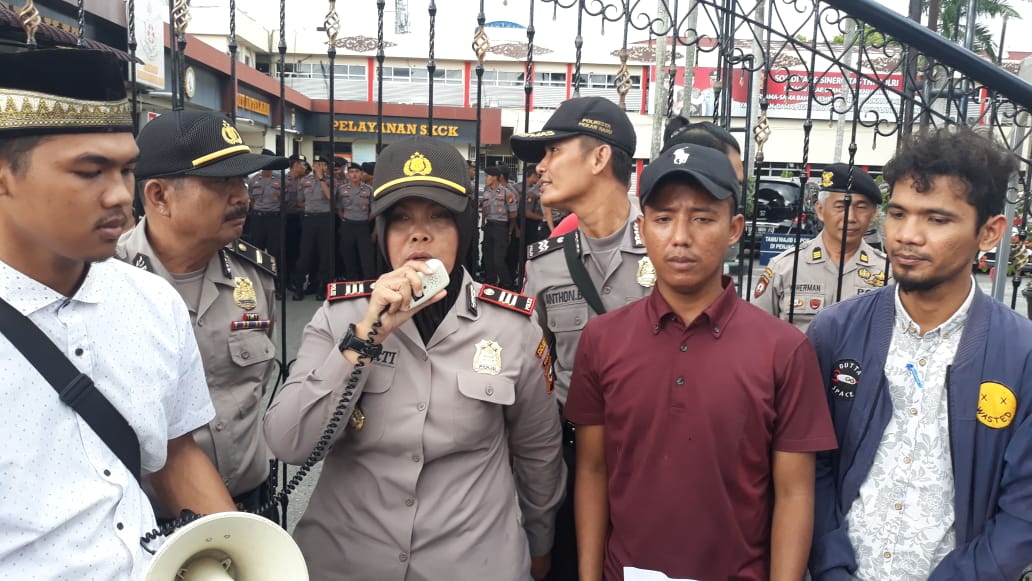 Aksi Demo Di Mapolda Riau Oleh Aliansi Mahasiswa Peduli Pemilu Bersih (AMPPB ), Ini Tuntutannya..