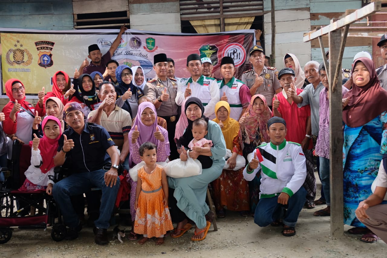 Nyebrangi Sungai Siak, Tim Jum'at Barokah Bantu Keluarga Malizon