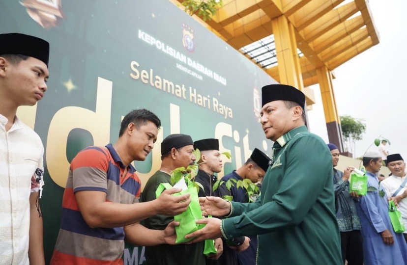 Polda Riau Bagikan Bibit Pohon Saat Silaturahmi Idul Fitri, Herry Heryawan: Amal Ekologis dan Investasi Hijau untuk Riau Lestari